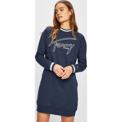 Tommy Jeans - Sukienka. Niebieskie sukienki damskie Tommy Jeans, na co dzień, s, z aplikacjami, z bawełny, casualowe, z okrągłym kołnierzem, bez rękawów, mini, proste. Za 449,90 zł.