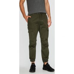 Armani Exchange - Spodnie. Czarne spodnie męskie Armani Exchange, na co dzień, bez wzorów, z elastanu, casualowe. W wyprzedaży za 319,90 zł.