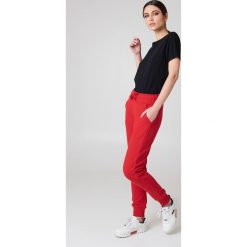 NA-KD Basic Spodnie dresowe basic - Red. Czerwone spodnie z wysokim stanem NA-KD Basic, z bawełny. Za 80,95 zł.