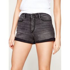 Szorty jeansowe Guess Gemma W0GD18 D3Y22. Czarne szorty damskie Guess, z aplikacjami, z elastanu. Za 419,00 zł.