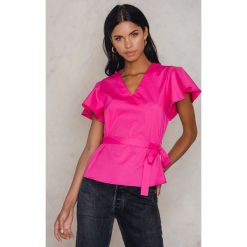 Trendyol Bluzka z wiązaniem w talii - Pink. Różowe bluzki damskie marki Trendyol, bez wzorów, z bawełny, z falbankami, z krótkim rękawem. W wyprzedaży za 30,28 zł.