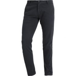 DOCKERS ALPHA CASUAL WASHED Spodnie materiałowe dockers navy. Niebieskie spodnie męskie marki DOCKERS, na co dzień, m, bez wzorów, z elastanu, casualowe. Za 399,00 zł.