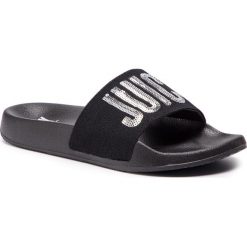 Klapki JUICY BY JUICY COUTURE - Maisy JJ161-PTS Pitch Black/Silver. Czarne klapki damskie marki Juicy by Juicy Couture, z aplikacjami, z tworzywa sztucznego, bez obcasa. Za 229,00 zł.