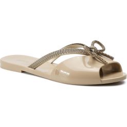 Japonki MELISSA - Ela Chrome Ad 32498 Beige/Gold 52112. Brązowe klapki damskie Melissa, bez wzorów, z tworzywa sztucznego, bez obcasa, na obcasie. Za 259,00 zł.