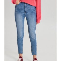 Jeansy high waist - Niebieski. Niebieskie jeansy damskie Cropp, z podwyższonym stanem. Za 119,99 zł.