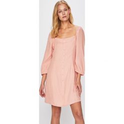 Glamorous - Sukienka. Różowe sukienki damskie Glamorous, na co dzień, s, bez wzorów, z poliesteru, casualowe, z dekoltem karo, z długim rękawem, długie, mini, rozkloszowane. W wyprzedaży za 129,90 zł.