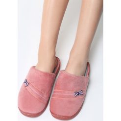 Ciemnoróżowe Kapcie Don't Turn Me Away. Czerwone kapcie damskie Born2be, z materiału. Za 29,99 zł.