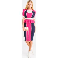 SUKIENKA ELISABETTA FRANCHI. Sukienki damskie Elisabetta Franchi, na imprezę, z haftami, z dzianiny, z okrągłym kołnierzem, bez rękawów, midi, dopasowane. Za 1061,40 zł.