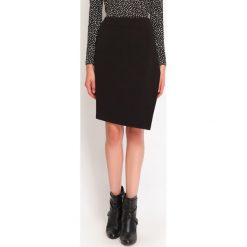 Spódnica regularna damska gładka. Czarne spódniczki damskie Top Secret, do pracy, bez wzorów, z dzianiny, eleganckie, asymetryczne. W wyprzedaży za 39,99 zł.