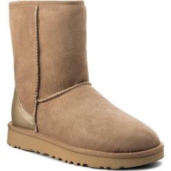 Buty UGG - W Classic Short II Metallic 1019030 W/Dri. Brązowe kozaki damskie marki Ugg, z zamszu, bez zapięcia. Za 899,00 zł.