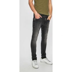 Guess Jeans - Jeansy Miami. Szare jeansy męskie Guess Jeans, m, z aplikacjami, z obniżonym stanem. W wyprzedaży za 289,90 zł.