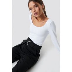 Iva Nikolina x NA-KD Basic Deep Back Top - White. Białe topy damskie Iva Nikolina x NA-KD, bez wzorów, z okrągłym kołnierzem. Za 80,95 zł.