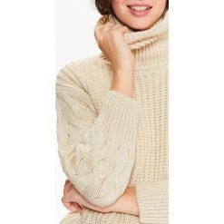 Sweter golf długi rękaw damski, luxny z rękawami w warkocze. Brązowe swetry damskie Top Secret, na zimę, bez wzorów, z dzianiny, z długim rękawem, długie, bez kaptura. W wyprzedaży za 49,99 zł.