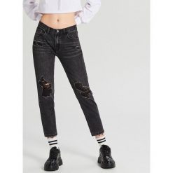 Jeansy boyfriend z przetarciami - Czarny. Czarne jeansy damskie Cropp. Za 119,99 zł.