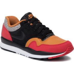 Buty NIKE - Air Safari Se Sp19 BQ8418 600 University Red/Black/Monarch. Czerwone półbuty męskie Nike, na co dzień, bez wzorów, ze skóry, klasyczne, bez zapięcia. W wyprzedaży za 339,00 zł.