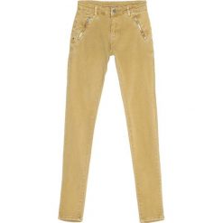 Żółte Jeansy Social. Brązowe jeansy damskie marki Born2be, z materiału, na obcasie. Za 59,99 zł.