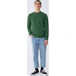 Sweter wykonany ściegiem angielskim. Zielone swetry klasyczne męskie marki Pull&Bear, m. Za 99,90 zł.