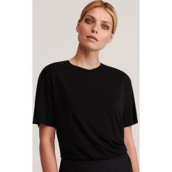 T-shirt z lyocellu - Czarny. Czarne t-shirty damskie Reserved, s, bez wzorów, z lyocellu, bez kołnierzyka. Za 59,99 zł.