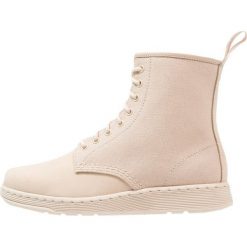 Botki męskie: Dr. Martens NEWTON BOOT Botki sznurowane sand