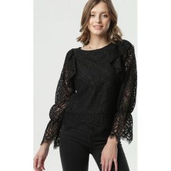 Czarna Bluzka Noely. Czarne bluzki damskie Born2be, xl, w koronkowe wzory, z jeansu, z okrągłym kołnierzem, z długim rękawem. Za 99,99 zł.