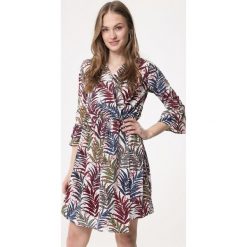 Biało-Czerwona Sukienka Indulgence. Czerwone sukienki damskie Born2be, xl, bez wzorów, bez kołnierzyka, bez rękawów, mini, kopertowe. Za 59,99 zł.