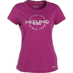 Mizuno HERITAGE HINOMARU TEE Tshirt z nadrukiem clover. Różowe t-shirty damskie Mizuno, l, z nadrukiem, z bawełny. Za 129,00 zł.