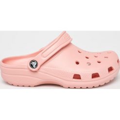Crocs - Klapki. Różowe klapki damskie Crocs, bez wzorów, z gumy, bez obcasa, na obcasie. W wyprzedaży za 139,90 zł.