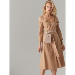 Bawełniana sukienka cold shoulder - Beżowy. Brązowe sukienki damskie Mohito, bez wzorów, z bawełny, bez kołnierzyka, bez rękawów. Za 159,99 zł.