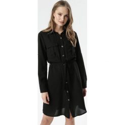 Czarna Sukienka Dalilure. Czarne sukienki damskie Born2be, xl, w paski, z tkaniny, eleganckie, z wykładanym kołnierzem, bez rękawów, midi, dopasowane. Za 89,99 zł.