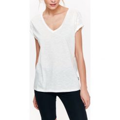 T-SHIRT DAMSKI Z BAWEŁNY ORGANICZNEJ W DEKOLT W SEREK. Szare t-shirty damskie Top Secret, z bawełny, z dekoltem w serek. Za 14,99 zł.