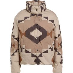 Polo Ralph Lauren JACKET Kurtka puchowa beige. Brązowe kurtki damskie puchowe marki Polo Ralph Lauren, na zimę, m, z bawełny. W wyprzedaży za 671,60 zł.