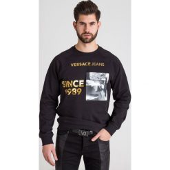 BLUZA VERSACE JEANS. Czarne bluzy męskie Versace Jeans, s, z nadrukiem, z bawełny, z okrągłym kołnierzem, bez rękawów, bez kaptura. Za 503,30 zł.