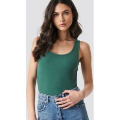 NA-KD Basic Top basic - Green. Zielone topy damskie marki NA-KD Basic, bez wzorów, z materiału, z okrągłym kołnierzem. Za 80,95 zł.