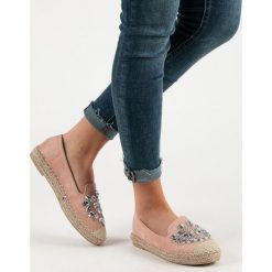 ZAMSZOWE ESPADRYLE Z OZDOBAMI. Szare baleriny damskie SMALL SWAN, bez wzorów, z zamszu, bez obcasa. Za 89,90 zł.