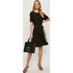 Karl Lagerfeld - Torba. Czarne torebki damskie sportowe KARL LAGERFELD, w paski, ze skóry ekologicznej, sportowe. Za 599,90 zł.