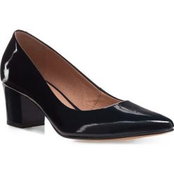 Buty damskie. Czerwone czółenka damskie Wittchen, na co dzień, bez wzorów, ze skóry, bez obcasa, na słupku. W wyprzedaży za 259,90 zł.