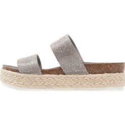 Carvela KARRY Klapki grey. Szare klapki damskie marki Carvela, ze skóry ekologicznej. W wyprzedaży za 447,20 zł.