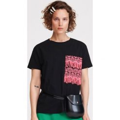 T-shirt z dekoracyjną kieszenią - Czarny. Czarne t-shirty damskie Reserved, s, bez wzorów, bez kołnierzyka. Za 59,99 zł.