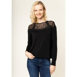 Bluzka Guess Celia W01P88 K68D0. Czarne bluzki damskie Guess, s, z aplikacjami, z elastanu, bez kołnierzyka, bez rękawów. W wyprzedaży za 229,00 zł.