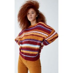 Dzianinowy sweter w kolorowe paski. Czerwone swetry damskie Pull&Bear, w paski, z dzianiny, bez rękawów, bez kaptura. Za 109,00 zł.