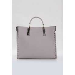 Torba 2w1. Szare torby na zakupy damskie marki Monnari, w paski, z tkaniny, na ramię, duże, z tłoczeniem. Za 103,60 zł.