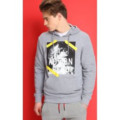 BLUZA NIEROZPINANA MĘSKA LUŹNA. Szare bluzy męskie DRYWASH, xl, z nadrukiem, z bawełny, sportowe, z kapturem, bez rękawów, z kapturem. W wyprzedaży za 59,99 zł.