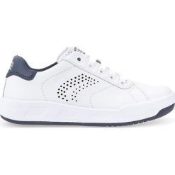 Sneakersy "Rolk Boy" w kolorze białym. Białe trampki chłopięce marki geox kids, z gumy, na sznurówki. W wyprzedaży za 129,95 zł.
