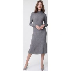 Szara Sukienka Laylah. Szare sukienki damskie Born2be, s, bez wzorów, z dzianiny, eleganckie, z golfem, bez rękawów, długie, midi, dopasowane. Za 109,99 zł.