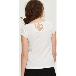 T-shirt z wiązaniem na plecach - Biały. Białe t-shirty damskie Sinsay, s, bez wzorów, z dekoltem na plecach. Za 14,99 zł.