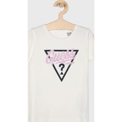 Guess Jeans - T-shirt dziecięcy 118-175 cm. Białe bluzki dziewczęce Guess Jeans, z nadrukiem, z elastanu, z okrągłym kołnierzem, z krótkim rękawem, krótkie, bez kaptura. Za 79,90 zł.