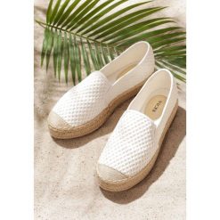 Białe Espadryle Abstain. Białe espadryle damskie Renee, z aplikacjami, bez obcasa, na płaskiej podeszwie. Za 89,99 zł.