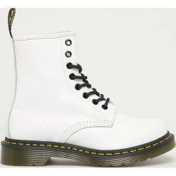 Dr. Martens - Workery skórzane 1460. Białe workery damskie Dr. Martens, ze skóry, z okrągłym noskiem, bez obcasa, na obcasie, na sznurówki. Za 799,90 zł.