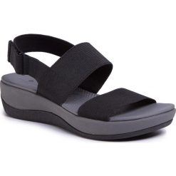 Sandały CLARKS - Arla Jocory 261256034 Black. Czarne klapki damskie Clarks, bez wzorów, z tworzywa sztucznego, bez obcasa, na obcasie. Za 239,00 zł.