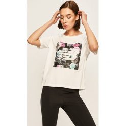 New Balance - T-shirt. Białe bluzki damskie New Balance, s, z nadrukiem, z bawełny, z okrągłym kołnierzem. Za 149,90 zł.